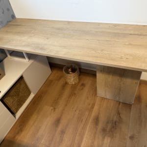 שולחן עץ על רצפת עץ עם קופסאות וקלסרים