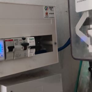 לוח חשמל עם מפסקים ומונה דיגיטלי מואר