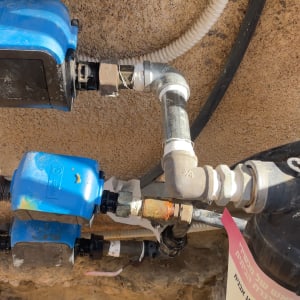 צנרת ומחברים בעבודת אינסטלציה