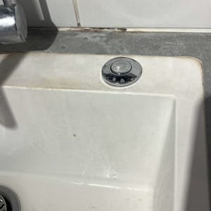 לחצן הפעלה פנאומטי לטוחן אשפה המותקן על שפת כיור מטבח