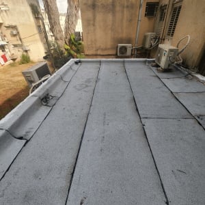 גג אטום ביריעות ביטומניות עם מזגנים