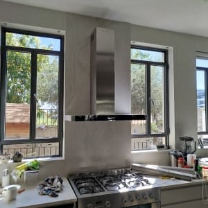 מטבח עם כיריים, קולט אדים וכלים על השיש