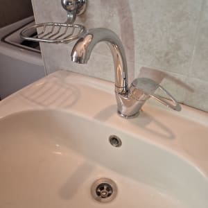 ברז וכיור בחדר אמבטיה