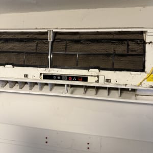 מזגן עם מסנן מלוכלך ותצוגת שליטה