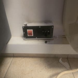 שקע חשמלי עם מתג אדום על קיר