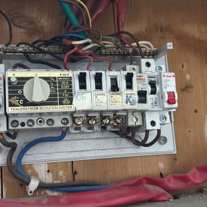 לוח חשמל עם מפסקים וחוטי חשמל צבעוניים