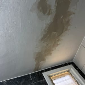 תיקון קיר עם סימני רטיבות ליד חלון