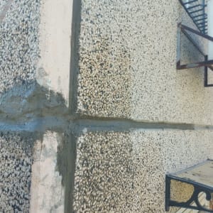 עבודת איטום ותיקון תפרים בקיר חיצוני של בניין מגורים