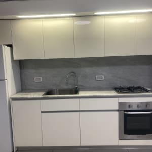 מטבח נקי עם כיור ותנור