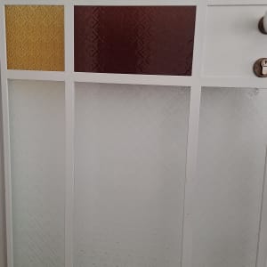 דלת זכוכית עם עיטורים צבעוניים