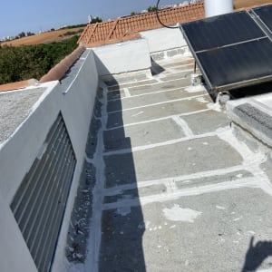 גג עם עבודות איטום ושמשות סולאריות