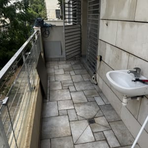 ניקוי ריצוף חוץ במרפסת פתוחה עם מגב מים