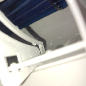 חלק פנימי של מזגן עם טיפות מים