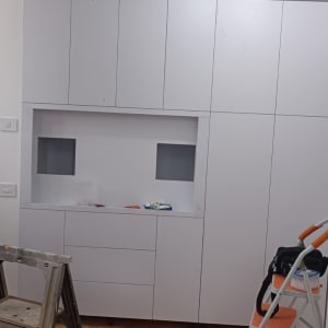 ארון קיר לבן עם סולם וכלי עבודה