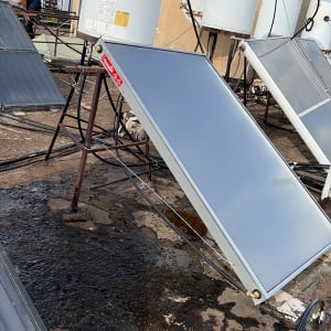 מערכת דודי שמש על גג עם קולטים