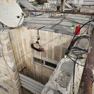 מנוף קטן על גג בניין עם כבלים