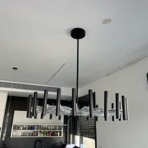 נברשת תלויה מהתקרה עם צינורות מתכת