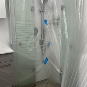 חדר אמבטיה מכוסה בניילון להגנה מצבע