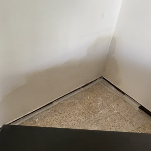 קיר עם תיקון טיח בפינה, רצפה מכוסה בניילון