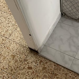 פינת קיר עם תיקונים ברצפה ובקיר