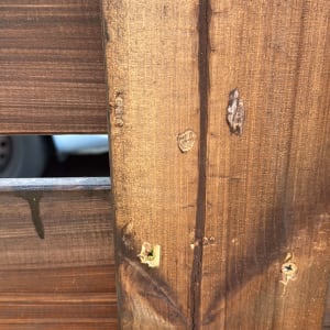 עץ עם ברגים וסדקים, חלק מגדר או מבנה עץ