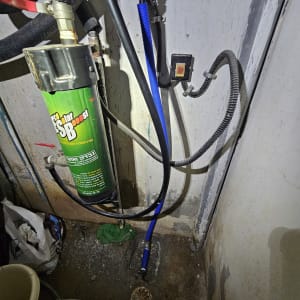 צנרת וכלים בחדר שירות עם קיר לבן