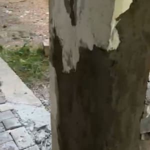 עמוד בטון עם תיקוני טיח באתר בנייה