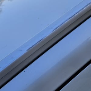 שריטות על גג רכב בצבע לבן