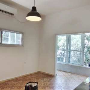 חדר ריק עם רצפת אריחים ותיק על הרצפה