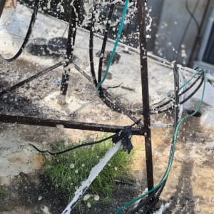 כבלים חשמליים עם מים זורמים עליהם