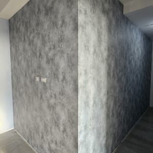 קיר עם טפט אפור בעיצוב מודרני