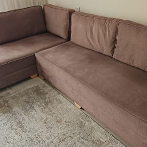 ספה חומה עם ריפוד מרופד בפינת החדר