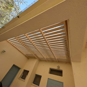 פרגולה מעץ בחצר בית