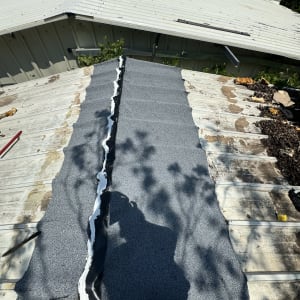 גג מתכת עם יריעות איטום ושכבת זפת