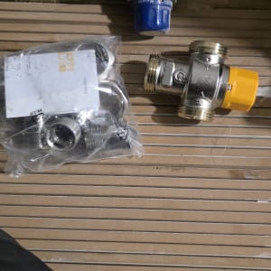 חלקי צנרת וכלים על משטח עץ