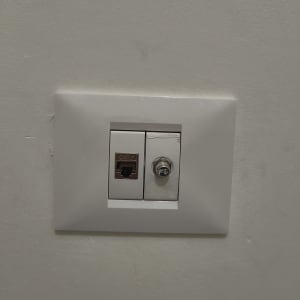 שקע רשת ותקשורת על קיר לבן