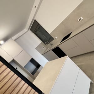 מטבח מודרני עם ארונות ומשטח עבודה נקי