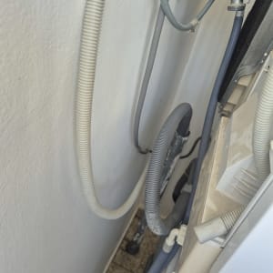 צינורות ומכונת כביסה ליד קיר