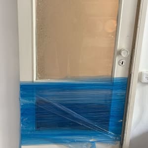 דלת זכוכית עם כיסוי פלסטיק כחול
