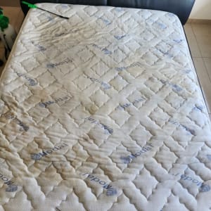 מזרן עם כתמים וכלי ניקוי ירוק בצד