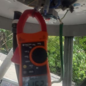 מד מתח מחובר לדוד שמש עם חוטים חשמליים