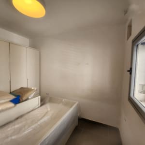 קיר לבן עם סימני צבע דהויים