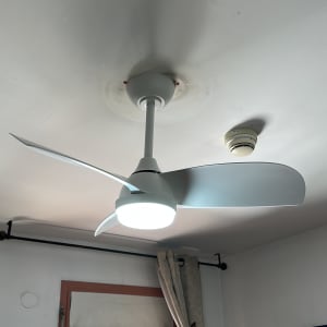 מאוורר תקרה עם תאורה בחדר, מתאים לחשמלאי