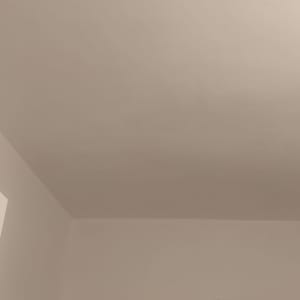 קיר צבוע בלבן עם תיקון צבע אדום