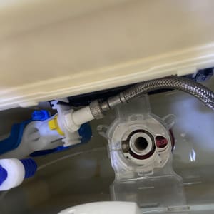 חלקים פנימיים של מיכל הדחה עם צינור מתכת