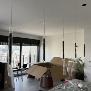 חמישה גופי תאורה תלויים מהתקרה עם כבלים חשמליים