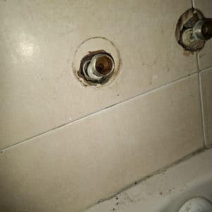 צינורות מים בקיר אריחים