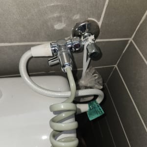 חיבור צינור מים לאסלה עם ברז וכבל ספירלי