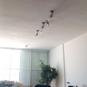 סולם אדום בחדר מגורים עם תאורה על התקרה