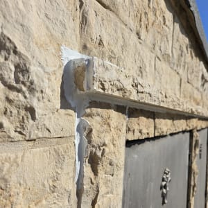 איטום קיר אבן עם חומר איטום לבן